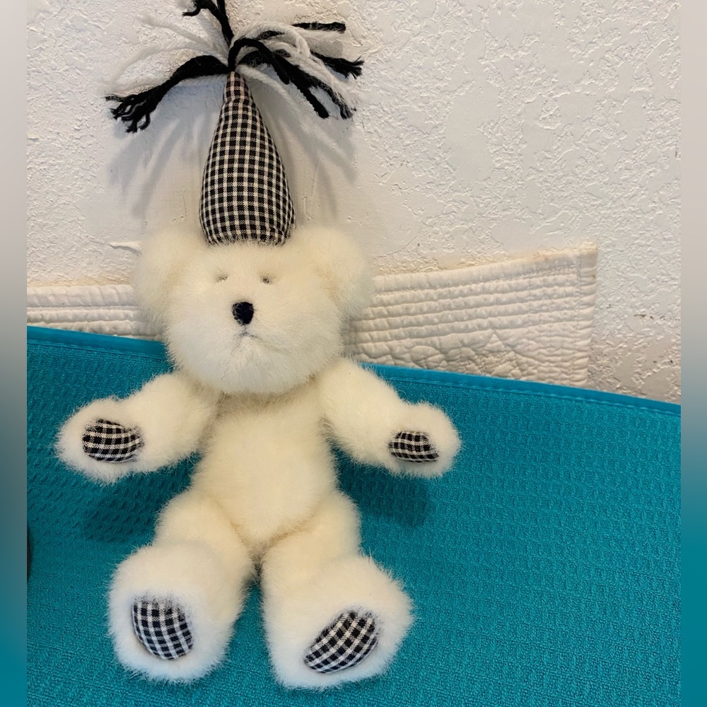 BOYDS BEAR 2004 “Plush Bear w/Checker Hat/Paws” Sizes 9” White/Black EUC